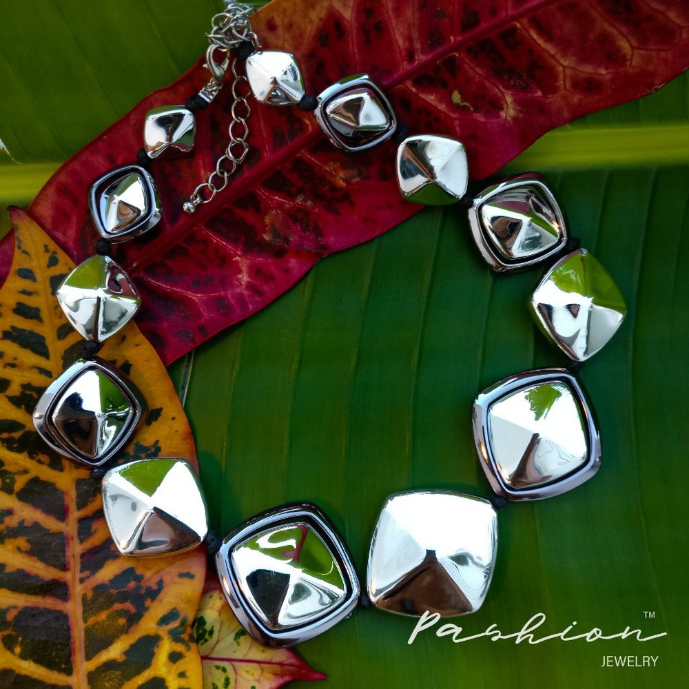 Cool Vintage Plastic Necklace.